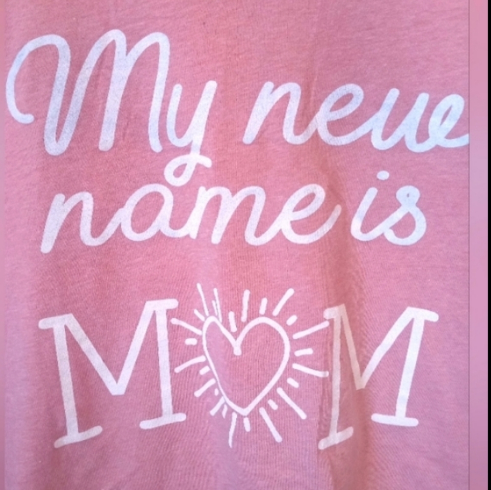 EUC SZ SM "MY NEW NAME IS MOM" T-SHIRT